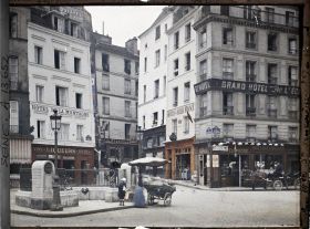 Image représentant L'angle des rues de l'Ecole-Polytechnique, Descartes et de la Montagne-Sainte-Geneviève