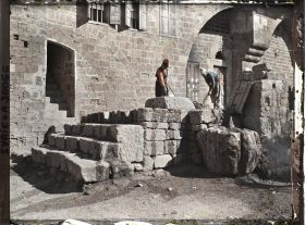 Image représentant Deux hommes au puits, dans le site des vestiges de la forteresse des Templiers (?)