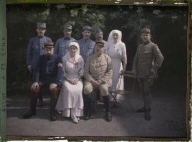 Image représentant Groupe de médecins et infirmières au château de Vauxbuin utilisé comme hôpital