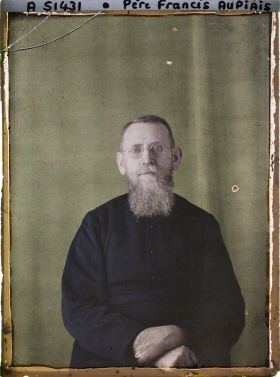 Image représentant https://musee-albert-kahn.s-museum.fr/home/NWQ2OTAwYzNmYjZlZTk1ZWQwODJmMjY4L2dlbmVyaWMtbm90aWNlLXRhYi9hdXRob3JpdHkvNjE3YTc5ZjVjZjhiODk2OGIzMzM3ZDIx/5d6900c3fb6ee95ed082f268/generic-notice-tab/authority/617a79eacf8b8968b333654e Le Révérend Père Aupiais