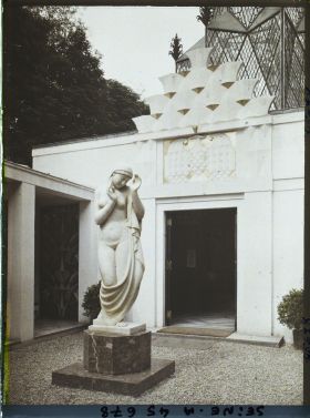 Image représentant L'Exposition des arts décoratifs, Cour du Pavillon de la Pologne, sur le Cours-la-Reine, statue en marbre d'Henrik Kuna