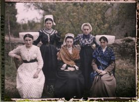 Image représentant Jeunes filles portant des coiffes charentaises et costumes traditionnels