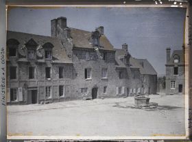 Image représentant La place de l'Eglise avec à gauche la maison Ty Coz et au centre l'ancien bureau des toiles