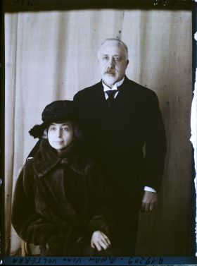 Image représentant https://musee-albert-kahn.s-museum.fr/home/NWQ2OTAwYzNmYjZlZTk1ZWQwODJmMjY4L2dlbmVyaWMtbm90aWNlLXRhYi9hdXRob3JpdHkvNjE3YTc5ZjVjZjhiODk2OGIzMzM3ZDIx/5d6900c3fb6ee95ed082f268/generic-notice-tab/authority/617a79ebcf8b8968b33379f0 Monsieur Vito Volterra avec son  https://musee-albert-kahn.s-museum.fr/home/NWQ2OTAwYzNmYjZlZTk1ZWQwODJmMjY4L2dlbmVyaWMtbm90aWNlLXRhYi9hdXRob3JpdHkvNjE3YTc5ZjVjZjhiODk2OGIzMzM3ZDIx/5d6900c3fb6ee95ed082f268/generic-notice-tab/authority/617a79ebcf8b8968b33379f1 épouse