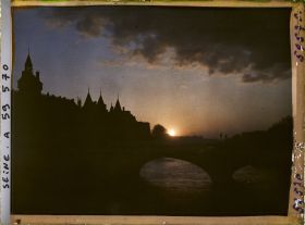Image représentant Coucher de soleil sur Paris, en direction de la Conciergerie