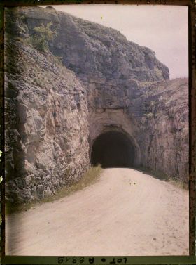 Image représentant France, Roc-Amadour, Le tunnel de la route, entrée