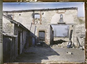 Image représentant Mme Geoffroy dans la cour de sa maison détruite