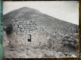Image représentant Sur l'Acropole, l'une des portes du donjon nord-est