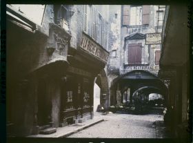 Image représentant La Maison Gaubert,et les commerces des arcades du Consulat