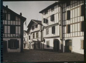 Image représentant France, Espelette, Ensemble de maisons