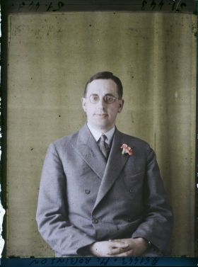 Image représentant https://musee-albert-kahn.s-museum.fr/home/NWQ2OTAwYzNmYjZlZTk1ZWQwODJmMjY4L2dlbmVyaWMtbm90aWNlLXRhYi9hdXRob3JpdHkvNjE3YTc5ZjVjZjhiODk2OGIzMzM3ZDIx/5d6900c3fb6ee95ed082f268/generic-notice-tab/authority/617a79ebcf8b8968b333767b Monsieur Robinson