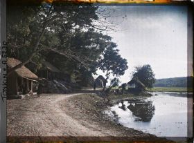 Image représentant Un chemin et des habitations au pied du rocher de Ninh-so'n sur le site bouddhique de Long-chau