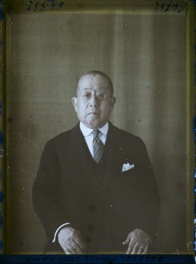 Image représentant https://musee-albert-kahn.s-museum.fr/home/NWQ2OTAwYzNmYjZlZTk1ZWQwODJmMjY4L2dlbmVyaWMtbm90aWNlLXRhYi9hdXRob3JpdHkvNjE3YTc5ZjVjZjhiODk2OGIzMzM3ZDIx/5d6900c3fb6ee95ed082f268/generic-notice-tab/authority/617a79ebcf8b8968b33378c5 Son Altesse le Prince Tokugawa