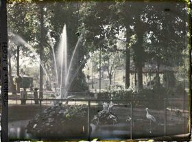 Image représentant Un bassin avec jet d'eau dans un parc