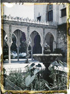 Image représentant Fontaine et arcades dans le palais d'été du Gouverneur