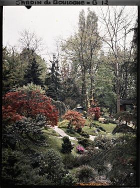 Image représentant Rivière sèche s'étirant au cœur du " village japonais " vers la porte ouvrant sur le jardin anglais