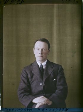 Image représentant https://musee-albert-kahn.s-museum.fr/home/NWQ2OTAwYzNmYjZlZTk1ZWQwODJmMjY4L2dlbmVyaWMtbm90aWNlLXRhYi9hdXRob3JpdHkvNjE3YTc5ZjVjZjhiODk2OGIzMzM3ZDIx/5d6900c3fb6ee95ed082f268/generic-notice-tab/authority/617a79ebcf8b8968b333730e Monsieur David Hutchinson Macgregor