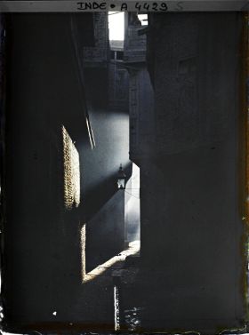Image représentant Effet de contre-jour dans une ruelle