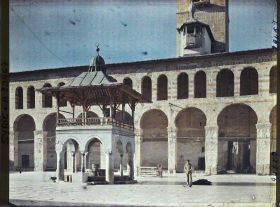 Image représentant Le dôme de la Fontaine (Qubbat en Naufara) dans la cour intérieure de la mosquée des Omeyades