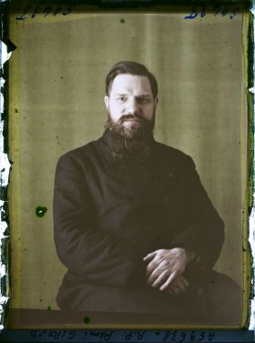 Image représentant https://musee-albert-kahn.s-museum.fr/home/NWQ2OTAwYzNmYjZlZTk1ZWQwODJmMjY4L2dlbmVyaWMtbm90aWNlLXRhYi9hdXRob3JpdHkvNjE3YTc5ZjVjZjhiODk2OGIzMzM3ZDIx/5d6900c3fb6ee95ed082f268/generic-notice-tab/authority/617a79ebcf8b8968b3336db1 Le Révérend Père Rémi Giroud