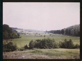 Image représentant France, La Chalade, Vallée de Biesme vers la Chalade, à gauche bois de la Chalade, à gauche les Hauts Batis, au fond forêt de Perruptes en bas. Ruisseau de  Courte Chausse