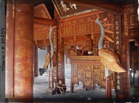 Image représentant L'autel du Van-Mieu, temple confucéen de la " Culture littéraire ", dans le quartier de la Citadelle (route de Sinh-tu)