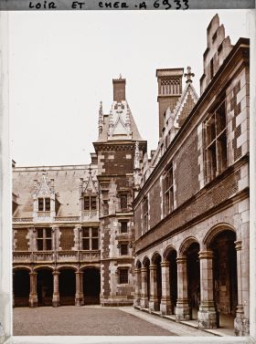 Image représentant L'aile Louis XII avec la chapelle Saint-Calais