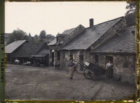 Image représentant Femmes près d'une charrette aux abords d'un vieux lavoir