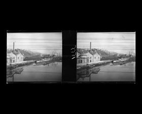 Image représentant La rivière Polcevera bordé par un quartier industriel prise du train