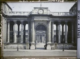 Image représentant Le Palais Bourbon ou Chambre des Députés (actuelle Assemblée nationale) depuis la place du Palais-Bourbon