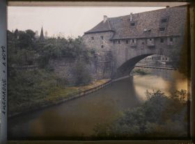 Image représentant Le pont au dessus de la Pegnitz ménagé dans l'enceinte de la ville
