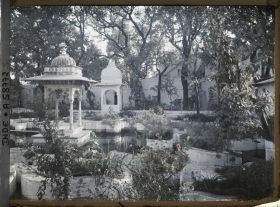 Image représentant Bassin-jardin du palais flottant de Jag Niwas ou de Jag Mandir sur le lac Pichola