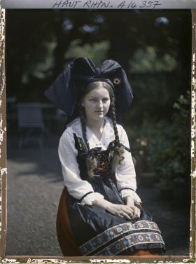 Image représentant Alsace, Massevaux, Mlle Hélène Lauth (robe rouge)