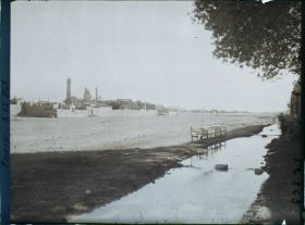Image représentant Vue vers le sanctuaire de Fatima Masoumeh le long de la rivière Qom