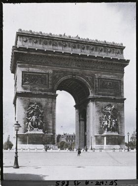 Image représentant L'arc de Triomphe place de l'Etoile, vu des Champs-Elysées