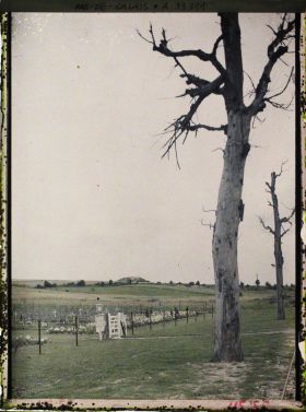 Image représentant France, Entrée du Cimetière, au fond, la butte de Varlencourt