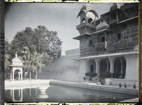 Image représentant Bassin et tour du palais flottant de Jag Mandir, édifié au 17è siècle sur le lac Pichola