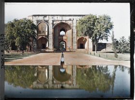 Image représentant La porte Sud de l'enceinte du mausolée de Humayun, vue du chahar-bagh, le jardin moghol