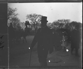 Image représentant Promeneurs sur Grand Army Plaza