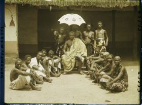 Image représentant Le chef Zodéougan entouré de sa cour