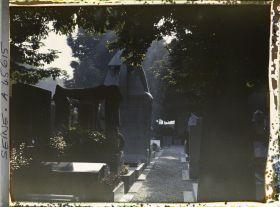 Image représentant L'Exposition des arts décoratifs, le Village français sous la direction de Charles Genuys, le cimetière