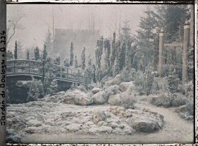 Image représentant Espace dégagé couvert de givre près du sôrintô du " sanctuaire japonais ", vu en direction du quai du 4-Septembre