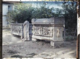 Image représentant Deux sarcophages romains et une statue acéphale