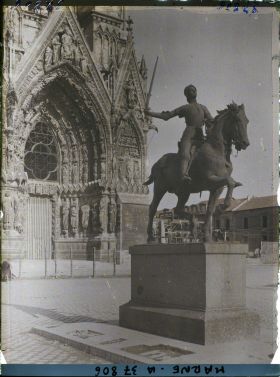 Image représentant France, Reims, Statue de Jeanne d'Arc et porche Est de la Cathédrale
