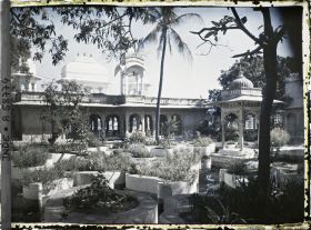 Image représentant Un jardin d'eau de l'île-palais Jag Nivas sur le lac Pichola  et ses " parterres mosaïques ".