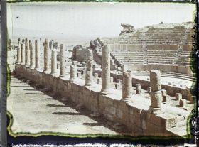 Image représentant Algérie, Timgad, Colonnades de la Scène et gradins du Théâtre