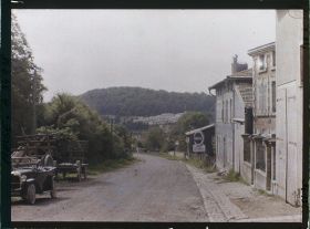Image représentant France, Clermont en Argonne, Sortie de Clermont vers Ste Ménehould, au fond, le bois Bachin et le Prematorium