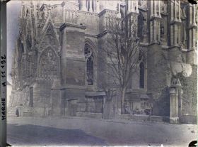 Image représentant L'angle sud-ouest de la cathédrale avec l'entrée du palais du Tau