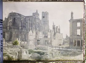 Image représentant France, Reims, Cathédrale, vue prise des ruines de la rue Royale
