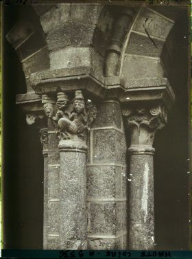 Image représentant L'un des piliers du cloître de la cathédrale Notre-Dame-de-l'Annonciation